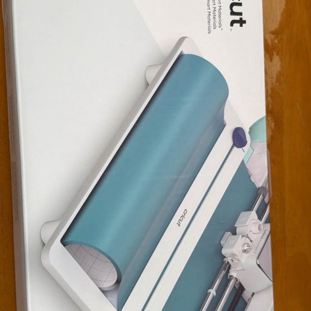 Cricut Portable Vinyl Cutter in Teal and White